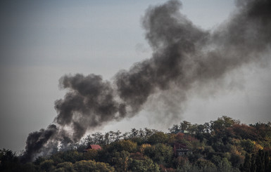 В Киеве опять горит трава: столб дыма видно за много километров