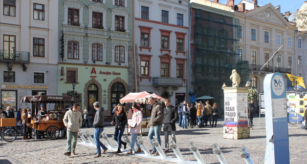 Во Львове площадь Рынок перегородили станцией велопроката