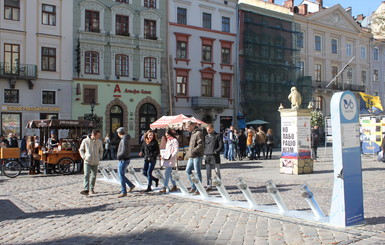 Во Львове площадь Рынок перегородили станцией велопроката