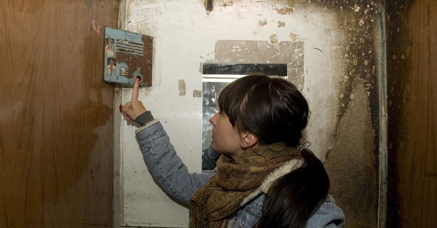 Запорожские лифты захватывают горожан в плен