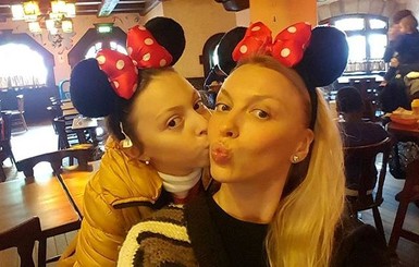 Оля Полякова отвезла дочь на День рождения в Париж