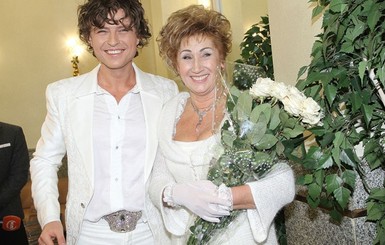 Лариса Копенкина подбирает свадебное платье