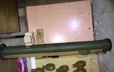 В  Киеве арсенал оружия обнаружили в одном из гаражей