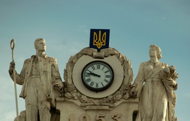 В Запорожье на вокзале герб СССР заменили часами и Трезубцем 