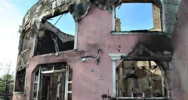 В Мукачево ромы разбирают пожарище на месте сгоревшего дома цыганского барона