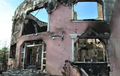 В Мукачево ромы разбирают пожарище на месте сгоревшего дома цыганского барона