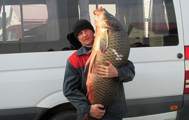 Белорусский рыбак выловил сазана на 30 килограмм 