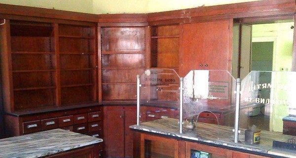 Во Львове продают старинную аптечную мебель