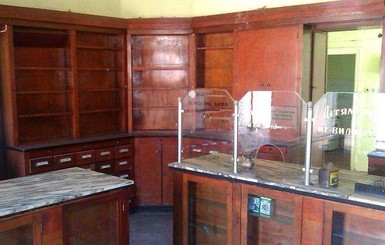 Во Львове продают старинную аптечную мебель