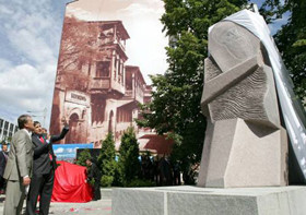В сумерках памятник Руставели меняет облик 