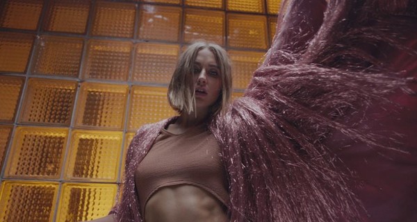 Ева Бушмина похвасталась сексуальной фигурой