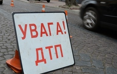 Под Киевом легковушка вылетела в кювет, погибли трое