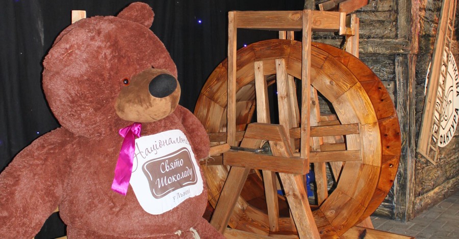 Во Львове кондитеры создали 3-метрового шоколадного медведя