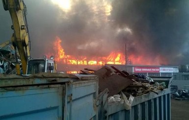 Крупный пожар в Питере: на складах горели бочки с маслом