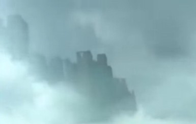 В Китае сняли на видео парящий в облаках призрачный город