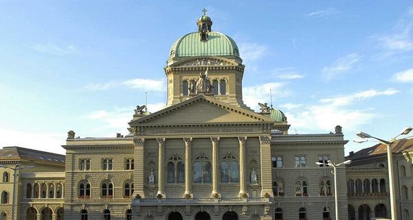 На парламентских выборах в Швейцарии одержала победу партия, которая выступает против иммигрантов