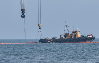 Затонувший под Одессой катер разрезают в поисках погибших