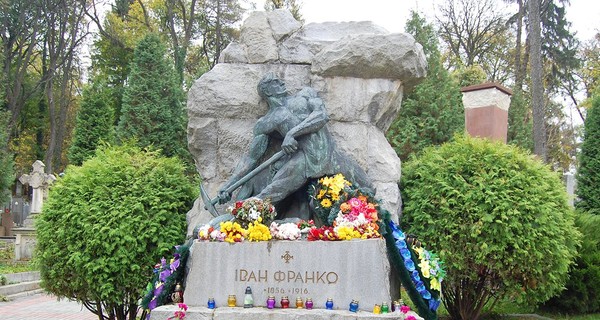 Во Львове памятник Франко привели в порядок к юбилею
