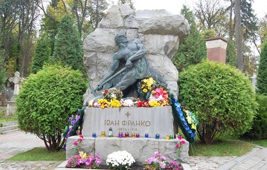 Во Львове памятник Франко привели в порядок к юбилею