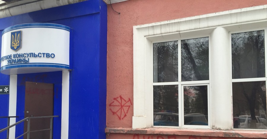 Украинское консульство в Казахстане осквернили неонацисты?