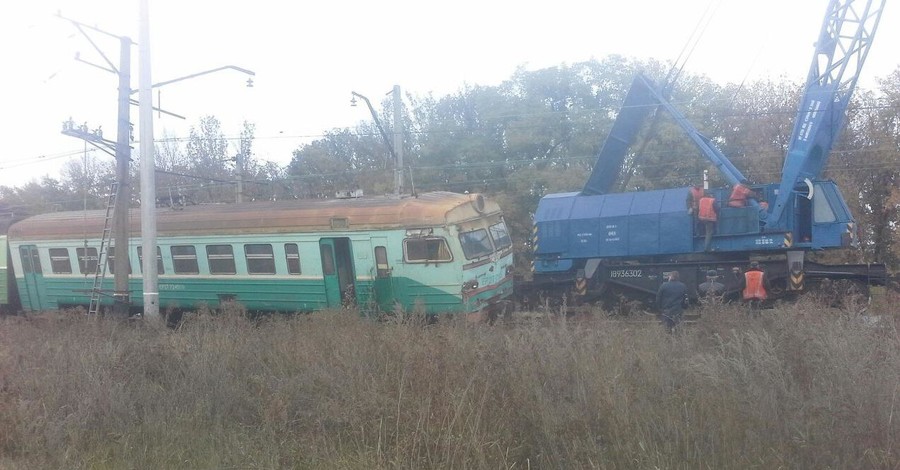 Под Донецком пассажирский поезд сбил грузовик и сошел с рельс
