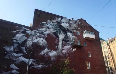 Киевляне критикуют застекленный балкон, который портит граффити о журналистах