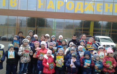 Во Львове молодоженам вместо цветов дарили книги для детей участников АТО