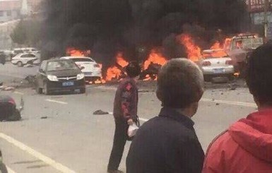 В Китае в нескольких автомобилях заживо сгорели люди