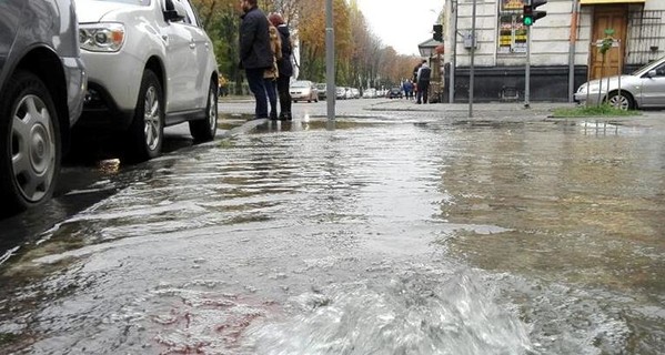 Во Львове затопило улицу Чехова