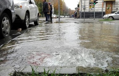 Во Львове затопило улицу Чехова