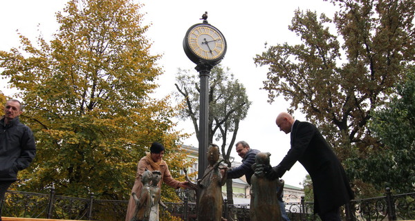 В Одессе появился танцующий памятник с часами