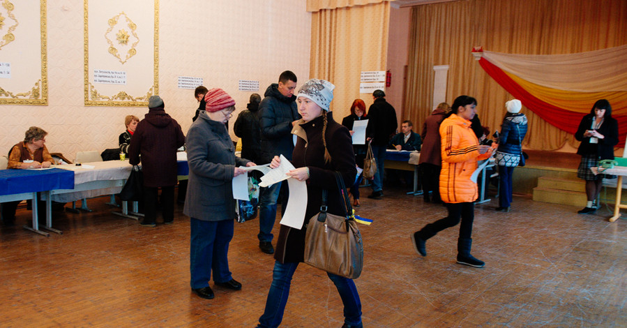 В Запорожье избиратели пришли к участкам на час раньше
