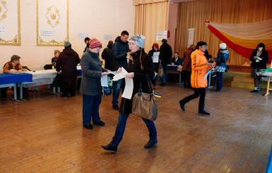 В Запорожье избиратели пришли к участкам на час раньше