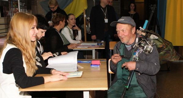 В Днепропетровске открылись избирательные участки