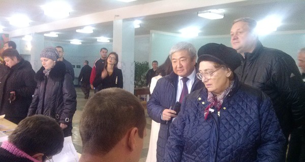 Мэр Запорожья пришел на выборы с двумя телохранителями