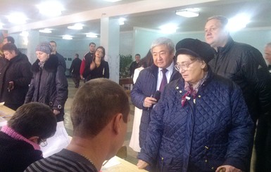 Мэр Запорожья пришел на выборы с двумя телохранителями