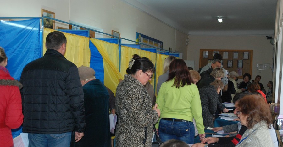 В Бердянске на участок избиратель явился с автоматом