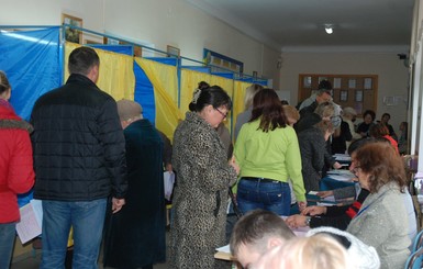 В Бердянске на участок избиратель явился с автоматом