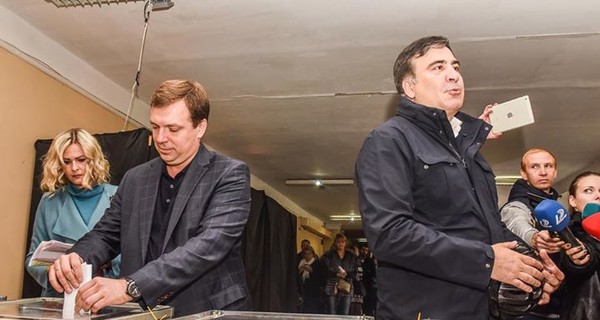 Саакашвили приехал голосовать на велосипеде