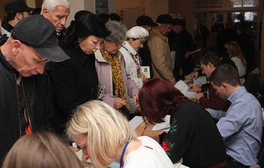 Мэр Львова перед голосованием сходит с семьей в церковь