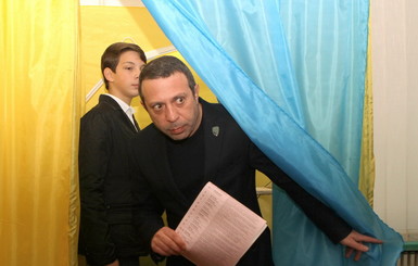 Кандидат в мэры Киева прилетел проголосовать за днепропетровского мэра