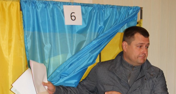 Кандидаты в мэры Днепропетровска проголосовали чуть ли не одновременно и  на одном участке