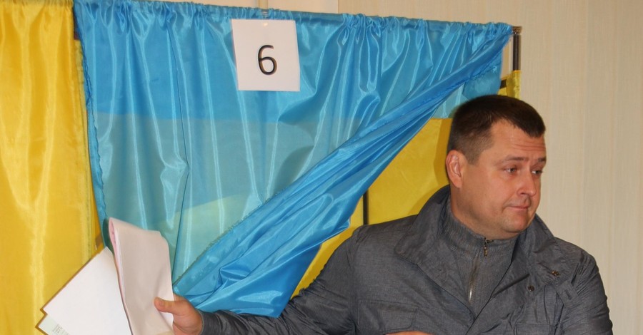 Кандидаты в мэры Днепропетровска проголосовали чуть ли не одновременно и  на одном участке