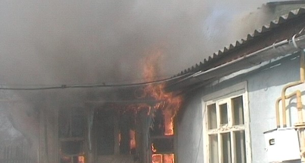 Под Харьковом мужчина вынес из горящего дома женщину с двумя детьми