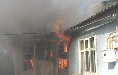 Под Харьковом мужчина вынес из горящего дома женщину с двумя детьми