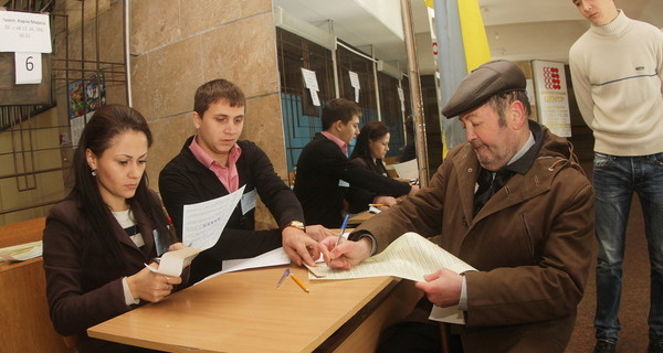 В день выборов в Киеве продолжается агитация
