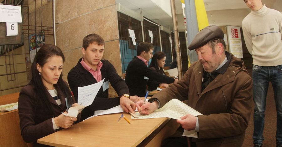 В день выборов в Киеве продолжается агитация
