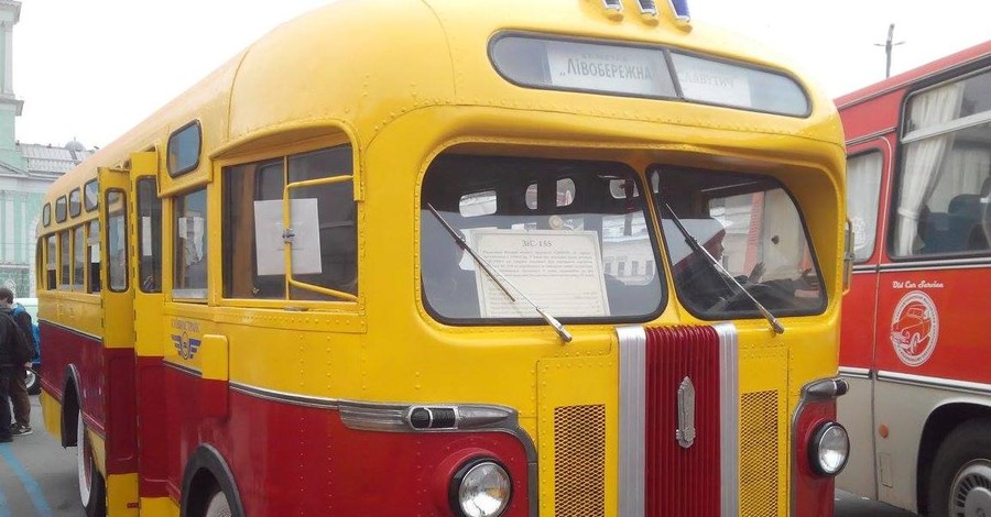 По Киеву проехался 60-летний автобус