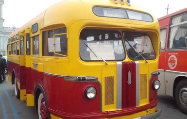 По Киеву проехался 60-летний автобус