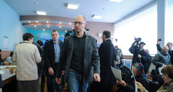 Яценюк задержался в кабинке для голосования, потому что изучал бюллетени